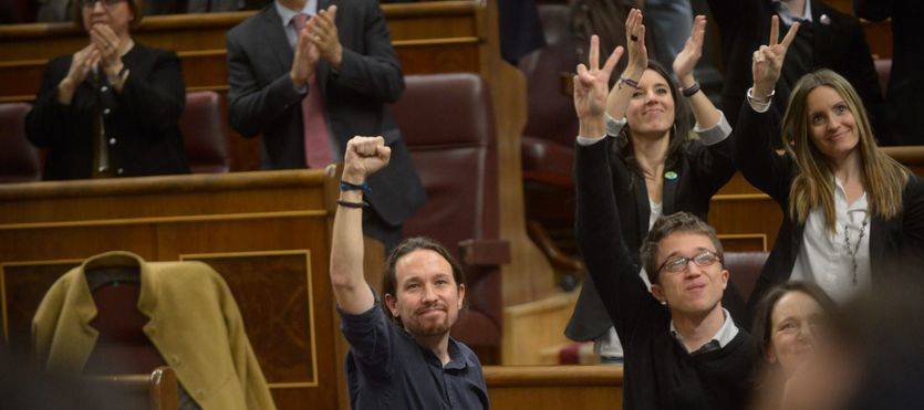 Puño en alto de Pablo Iglesias en el Congreso