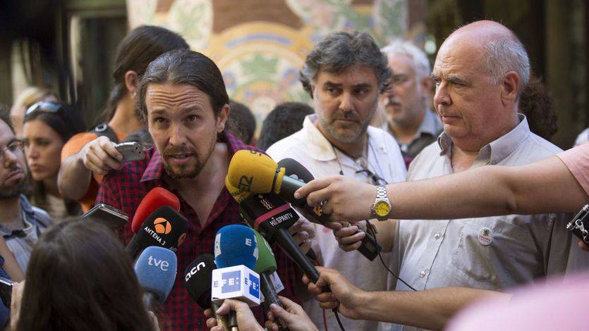 El cabeza de lista de Catalunya Sí Que es Pot, Luís Rabell (d), y el secretario general de Podemos, Pablo Iglesias 