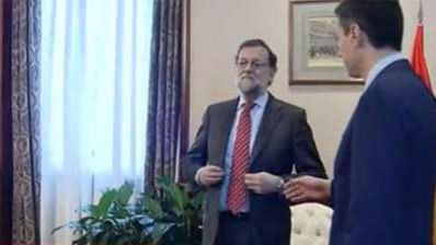 Rajoy no le da a Sánchez ni la mano... aunque sí "en privado"