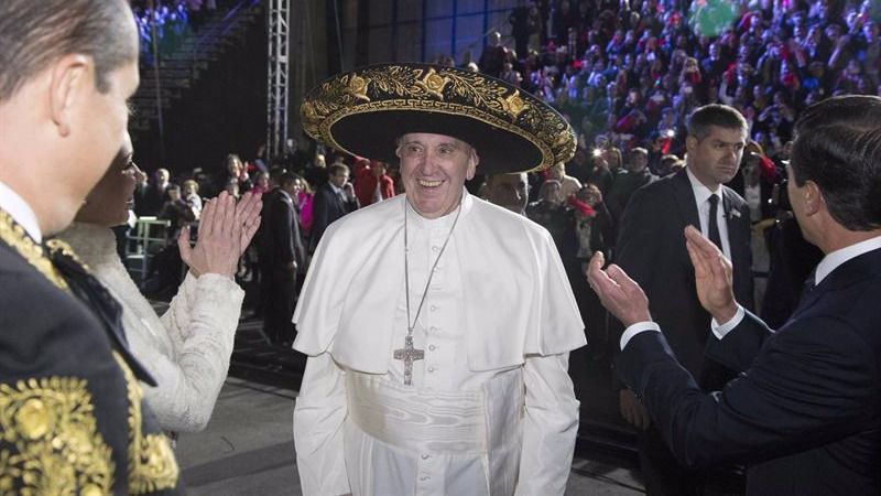 El Papa aterriza en Mexico clamando contra los privilegios de los políticos