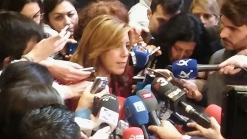 Susana Díaz, rodeada de medios de comunicación