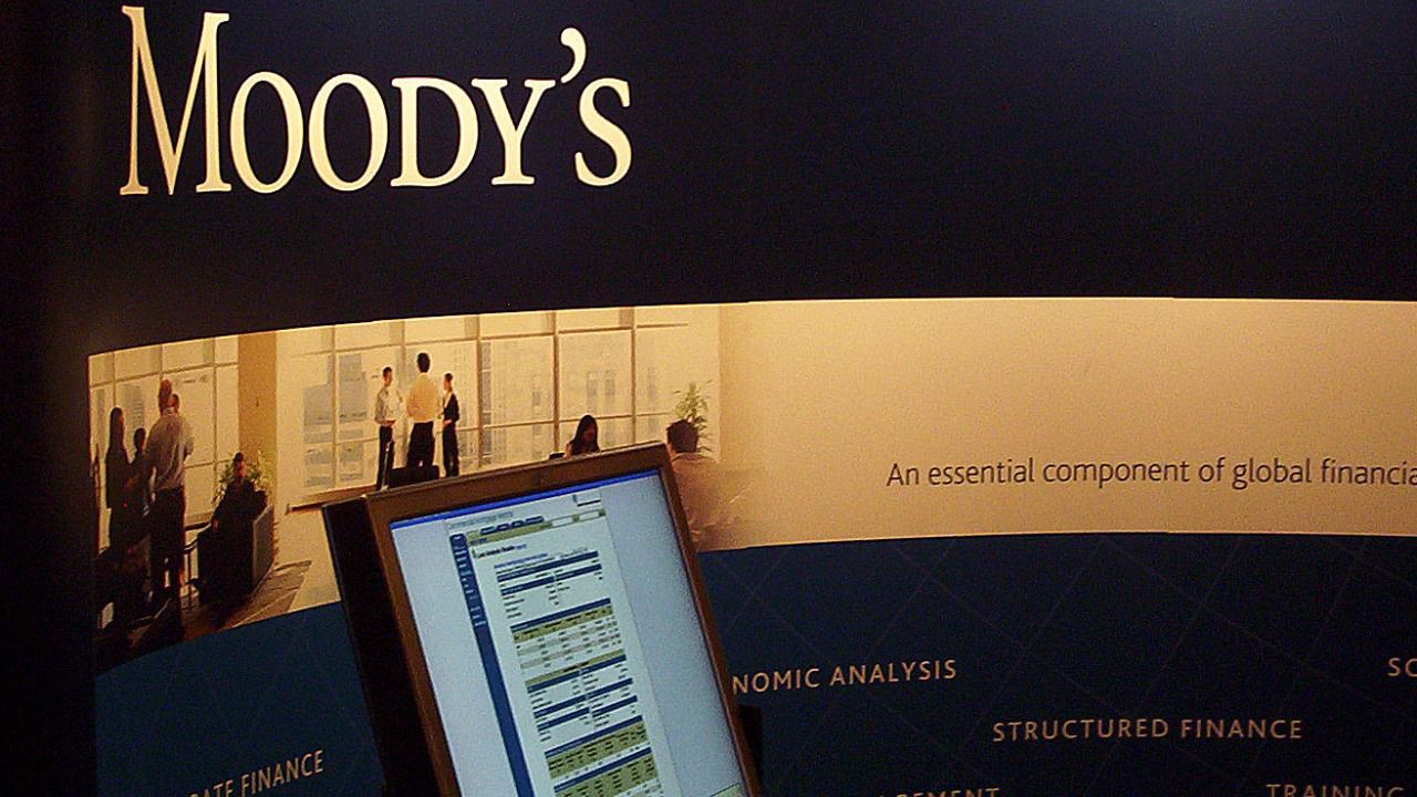 Moody's mira de reojo a España y baja su nota de 'positivo' a 'estable'