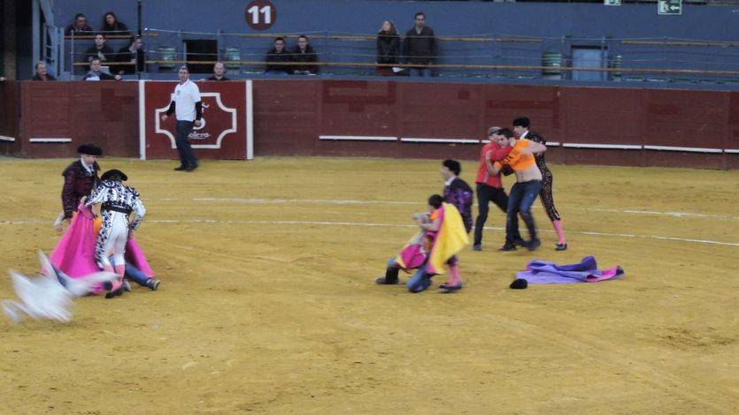 Inacción policial contra un grupo de antitaurinos que saltaron al ruedo en la plaza de Vistalegre