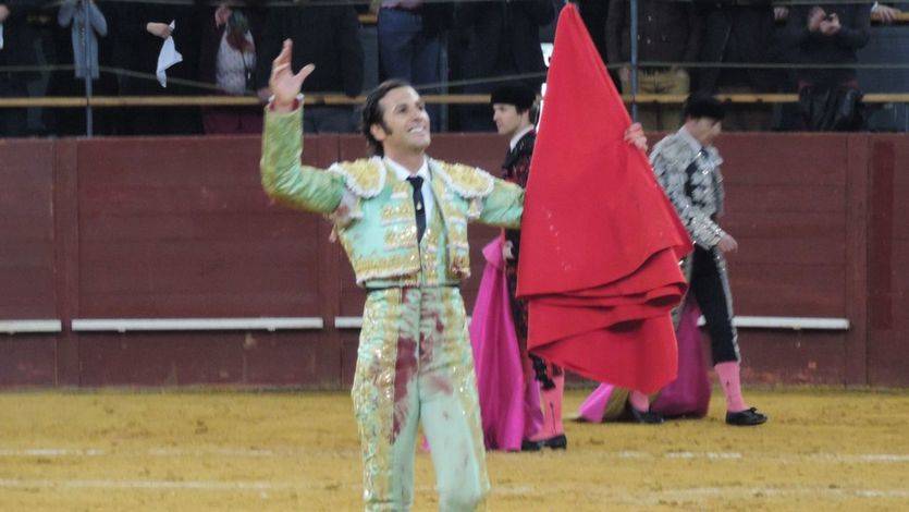 Mora saluda tras su gran faena al que abrió festejo en Vistalegre