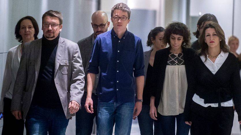Íñigo Errejón en el Congreso de los Diputados junto al resto del equipo negociador de Podemos
