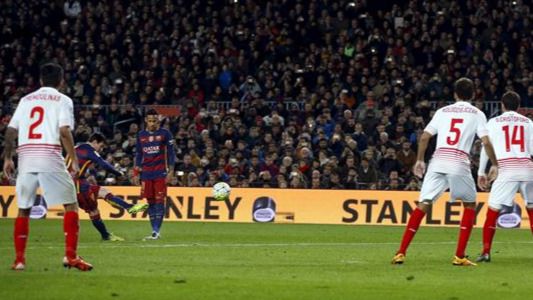 Otro récord del Barça, que también sabe ganar sufriendo ante un Sevilla respondón (2-1)