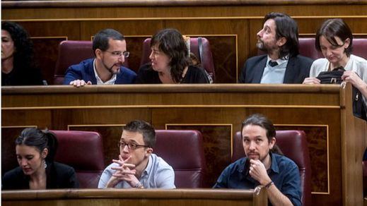 Reacciones a pie de Hemiciclo: del enfado del PP a la decepción de Podemos y al aplauso de C's