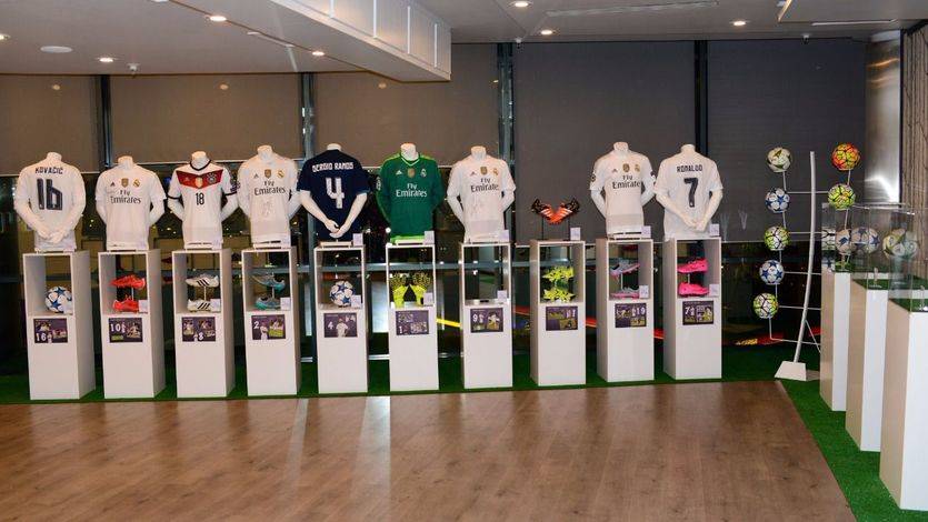 El Corte Inglés entrega a Ongs 7.500 euros de la subasta de prendas donadas por jugadores del Real Madrid