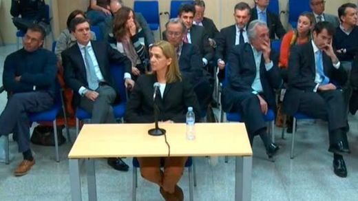 La infanta Cristina responde sólo a su abogado: 