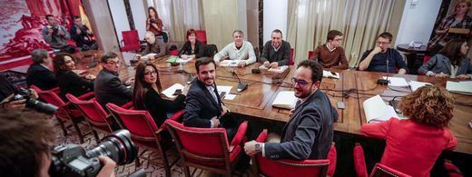 El Congreso y los partidos se quedan sin agenda política y agudizan la parálisis institucional… salvo la del Rey