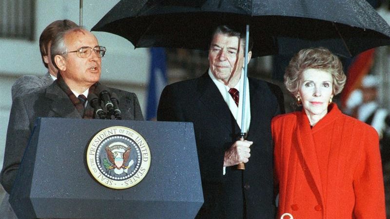 Una foto histórica: los Reagan con Gorbachov.