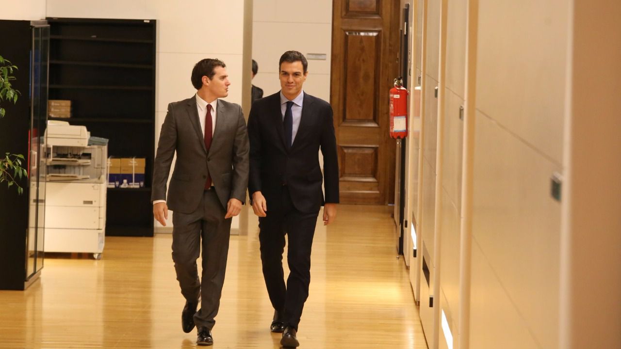 El PSOE incluye por primera vez al PP en la mesa negociadora
