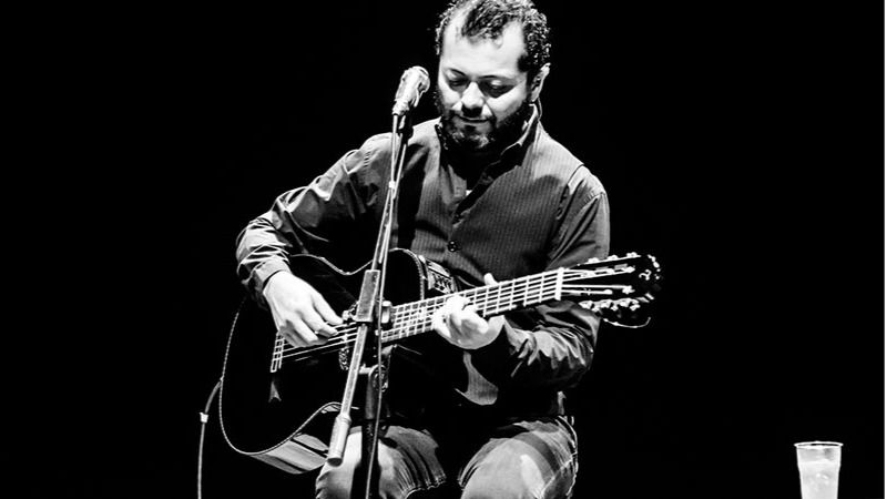 Nos visita el polifacético cantautor mexicano Edgar Oceransky, un 'todoterreno' musical