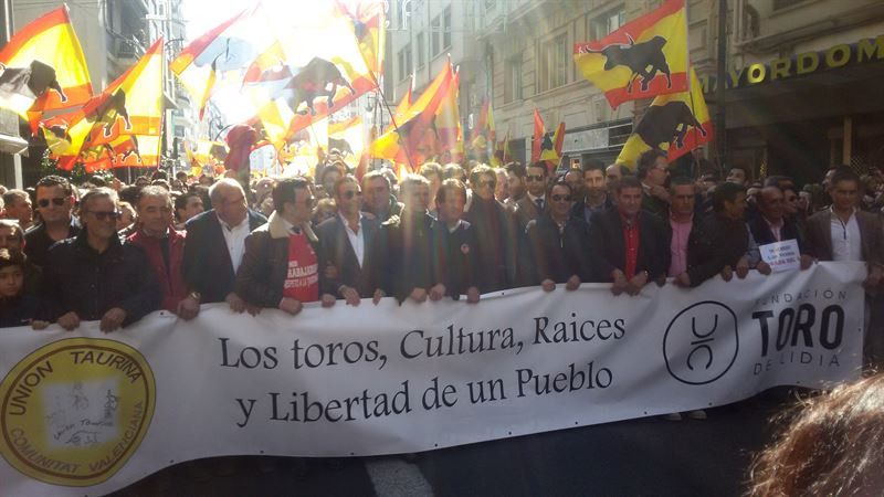 Por fin las figuras dan la cara y encabezan en Valencia una manifestación masiva a favor de los toros