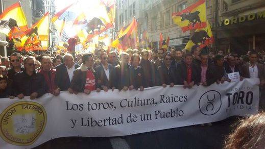 Por fin las figuras dan la cara y encabezan en Valencia una manifestación masiva a favor de los toros