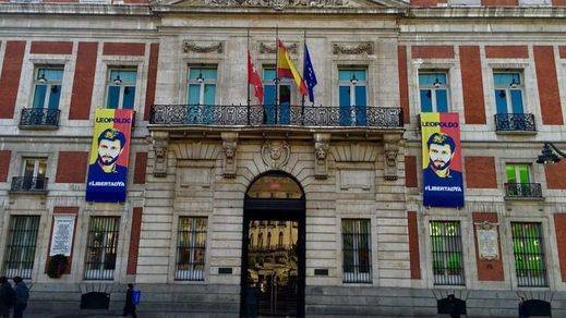 Cifuentes 'viste' la Puerta del Sol con dos carteles en apoyo al opositor venezolano Leopoldo López