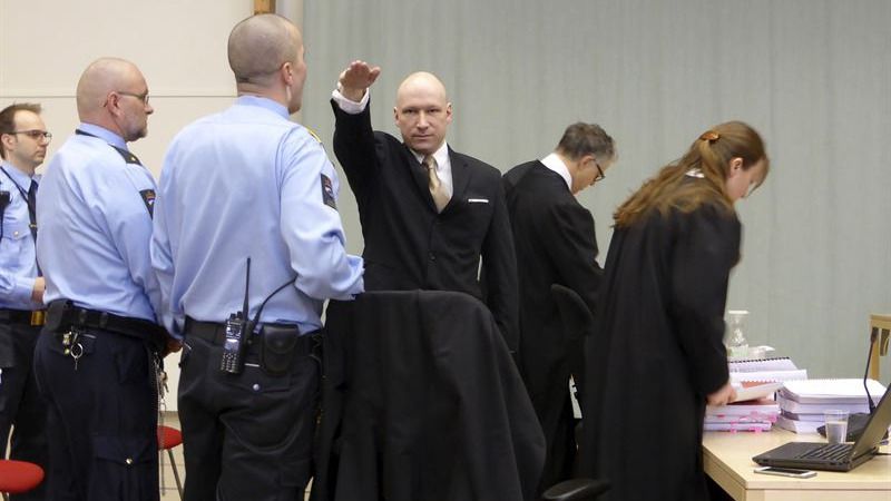 Breivik, autor de la matanza de 77 personas en Noruega, entra en el juicio saludando a lo nazi