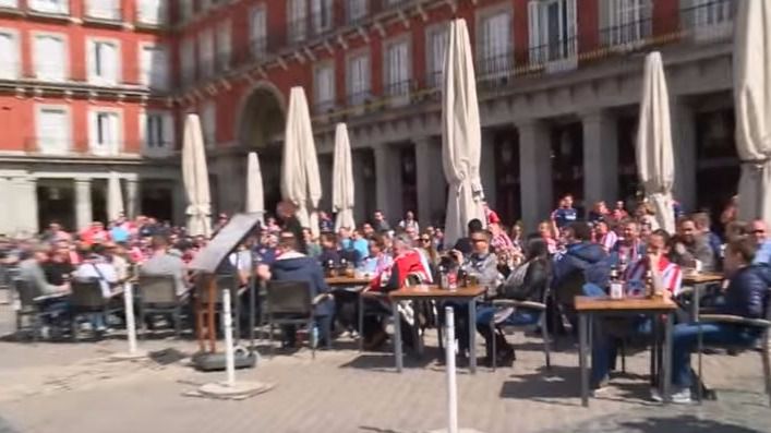 Hinchas del PSV se mofan de las mendigas de la Plaza Mayor a lo Manolo Lama