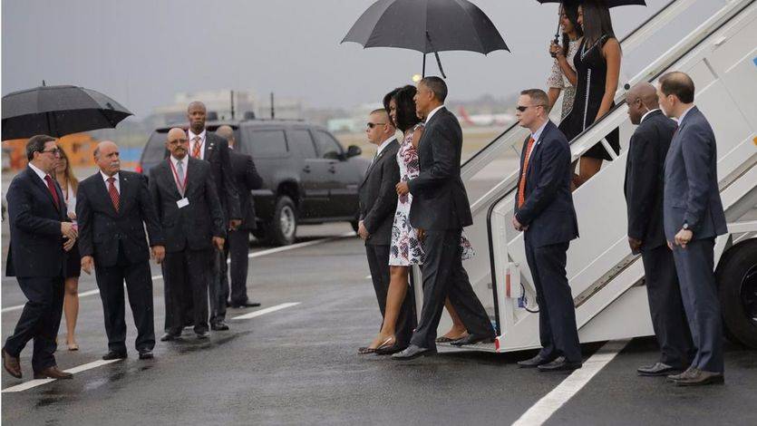 '¿Qué bola Cuba?' Obama aterriza en La Habana para una visita histórica entre el simbolismo y la propaganda