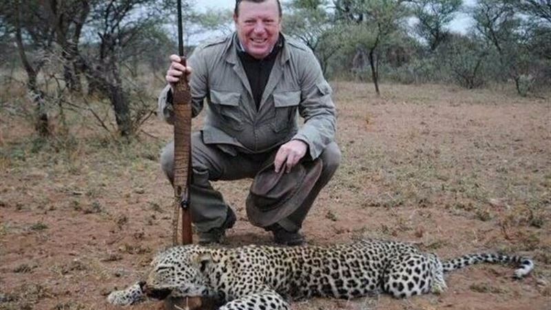 El humorista de 'Los morancos' César Cadaval sigue los pasos del Rey posando en una cacería