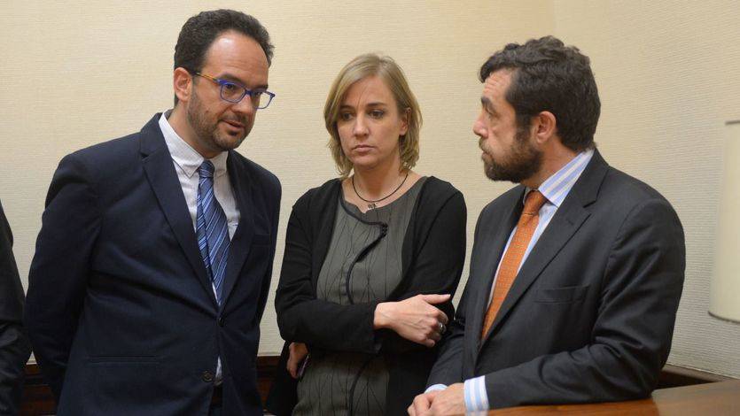 Antonio Hernando (PSOE), Tania Sánchez (Podemos) y Miguel Gutiérrez (Ciudadanos) en el momento del registro de la iniciativa