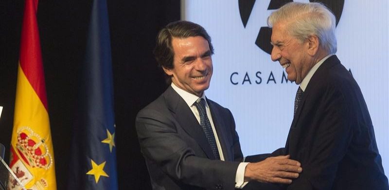 Aznar saluda a Vargas Llosa, protagonista del homenaje con motivo de su 80 cumpleaños.