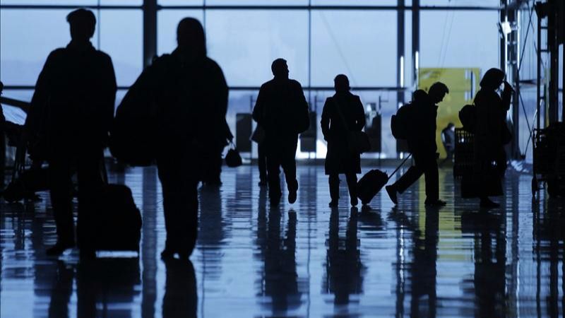 Un niño de 8 años lleva retenido 10 días solo en un aeropuerto de París y... no es un caso aislado