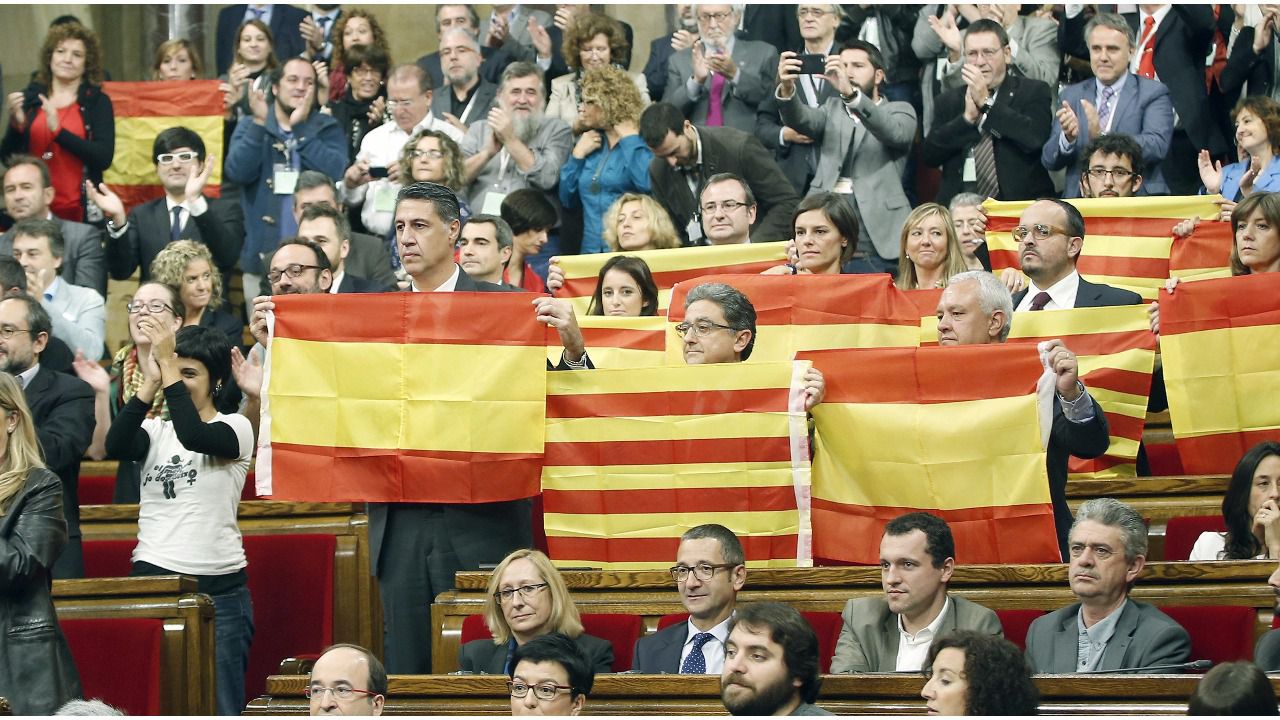 El Parlament continúa con el desafío independentista: reafirma su resolución y aprueba el régimen jurídico catalán