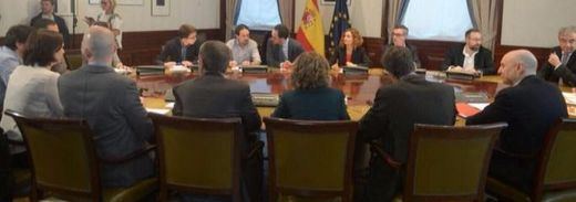 La puesta en escena de la reunión a 3 echa a andar con el PSOE sentado entre Podemos y Ciudadanos como mediador de polos opuestos