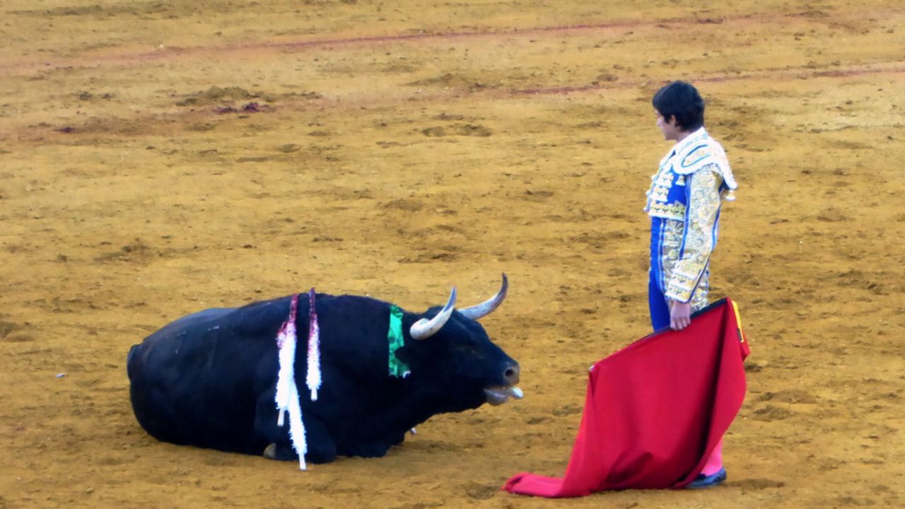 Feria de Abril: dos orejas para López Simón entre la mediocridad y el engaño