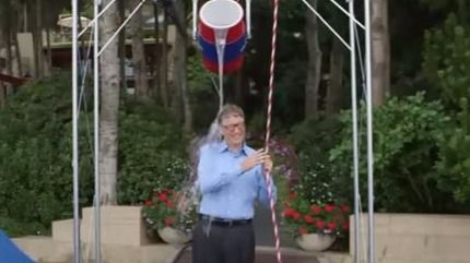 Bill Gates se arroja un cubo agua helada en la campaña de la ELA