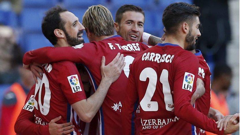 Atlético y Madrid cumplen ante Espanyol y Eibar y vuelven a soñar con el título tras el petardo del Barça