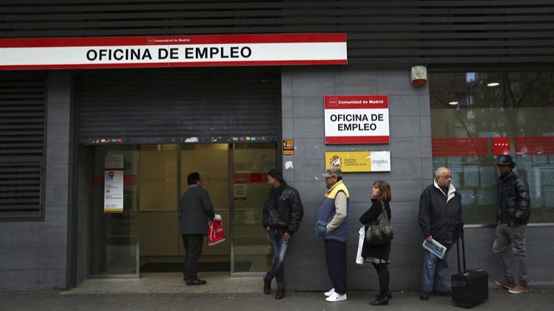 Unos 400.000 parados de larga duración, en manos de un Gobierno en funciones: ¿se prorrogará la ayuda de 426 euros?