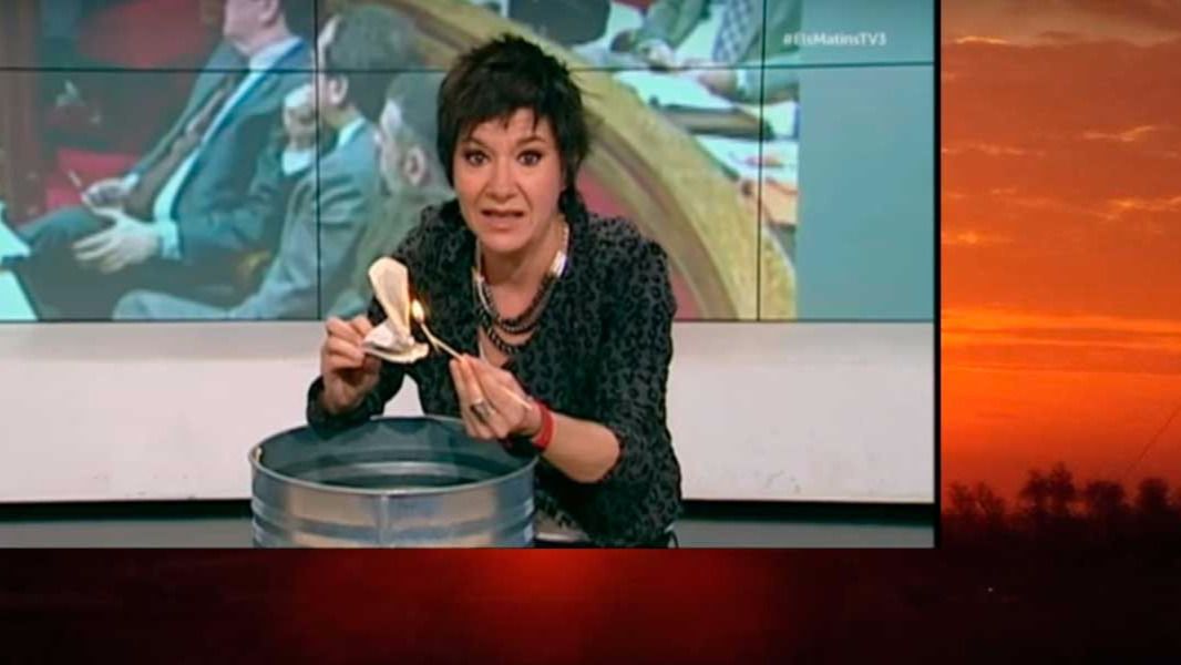 Una periodista de TV3 quema en directo un ejemplar de la Constitución contra la pobreza energética: "Mira qué bien arde"