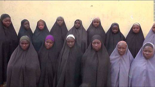 Horror internacional tras el vídeo de las niñas secuestradas por Boko Haram hace 2 años