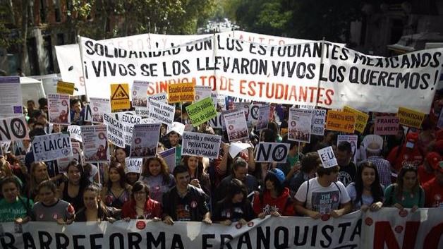 Miles de estudiantes protestan ante el acuerdo PSOE-C's que no elimina la LOMCE