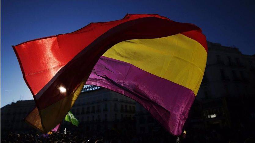 Obligan al ayuntamiento de Cádiz a retirar la bandera republicana izada por el aniversario de la II República