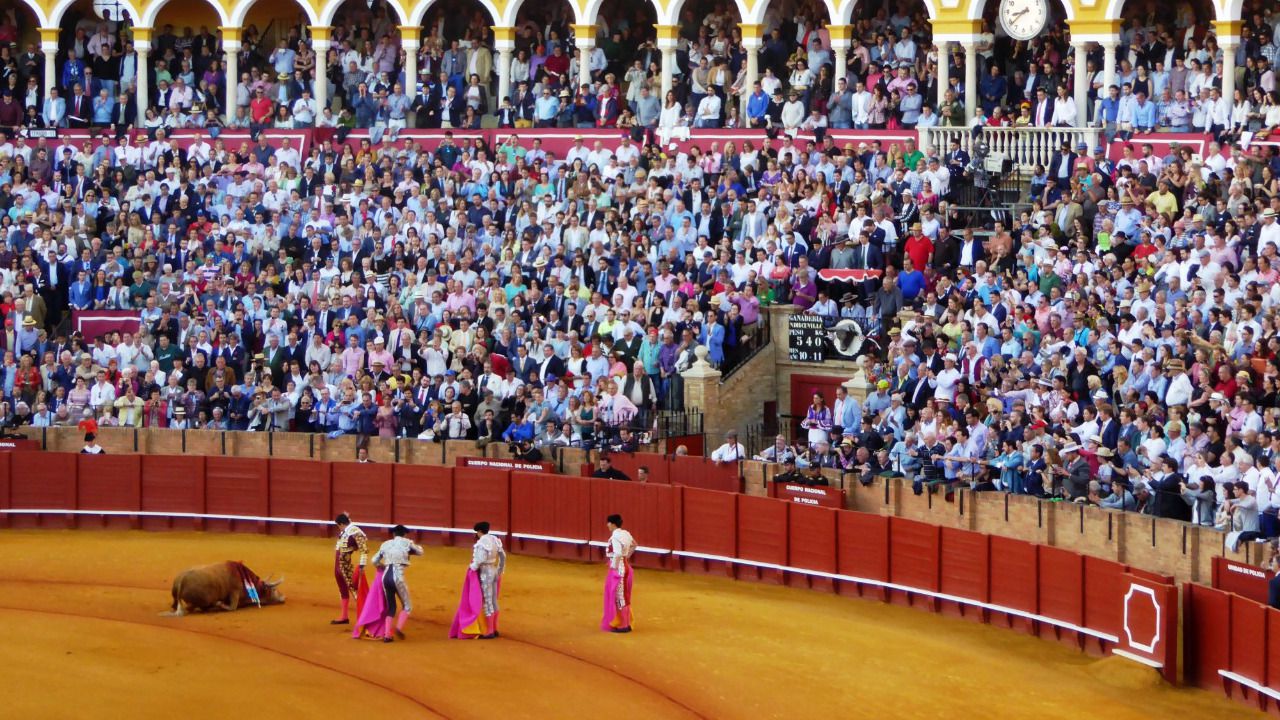 Feria de Abril: buena corrida de Cuvillo y orejas de regalo para Manzanares