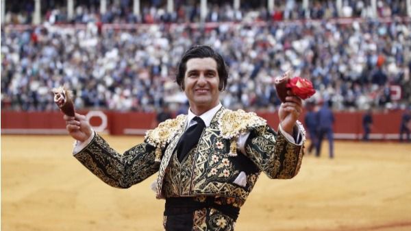 Feria de Abril: toros amables, dos orejas para Morante, una para Roca Rey y cogida de El Juli