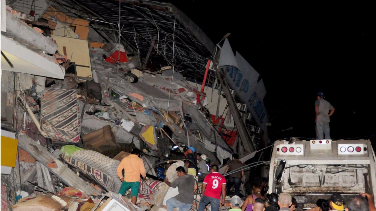 Rafael Correa eleva a 350 la cifra de muertos por el terremoto de Ecuador
