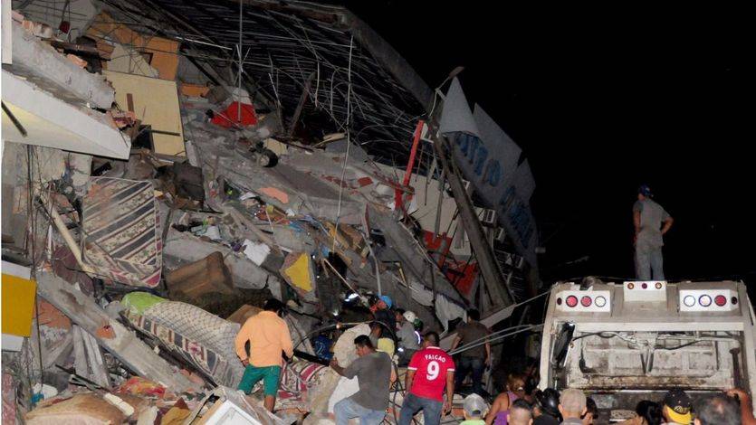 Rafael Correa eleva a 350 la cifra de muertos por el terremoto de Ecuador