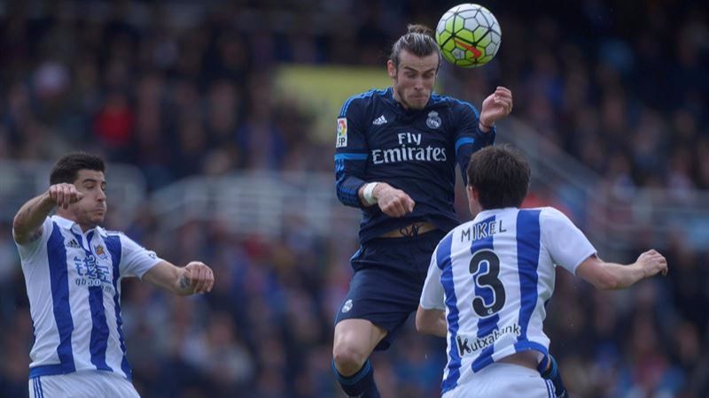 Bale sigue al mando y un golazo suyo en Anoeta mantiene al Madrid en la pelea (0-1)