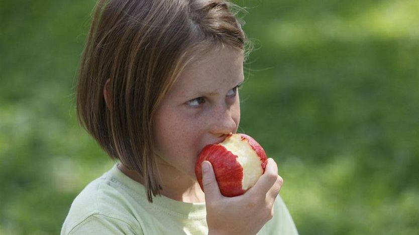 La manzana, perfecta sustituta del cepillo de dientes si comes fuera de casa