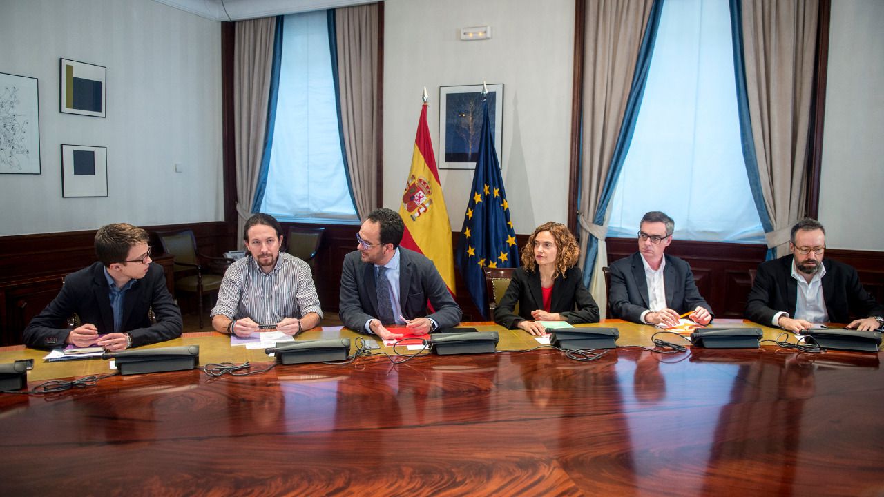 El PSOE lanza el primer guiño al PP en busca de la 'Merkel' española