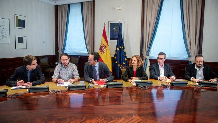 Meritxel Batet, junto a Hernando, en la reunión con Podemos y C's.