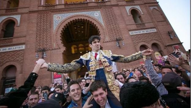 López Simón, en una de sus salidas a hombros en Las Ventas el año pasado