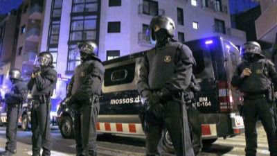 Los Mossos estudian retirar las armas a los agentes de baja psicológica