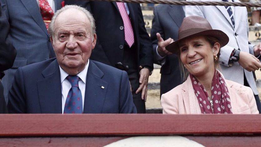  El Rey Juan Carlos ha acudido este sábado, junto a su hija la Infanta Elena, a la plaza de toros de Jerez de la Frontera (Cádiz).