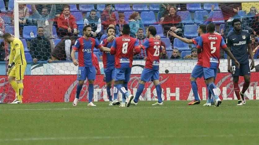 El Atlético deja la Liga en manos del Madrid y el Barça, que no fallaron, tras su derrota ante el Levante