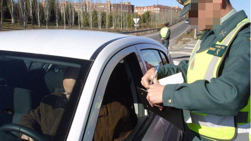 Guardia Civil multa a un conducto